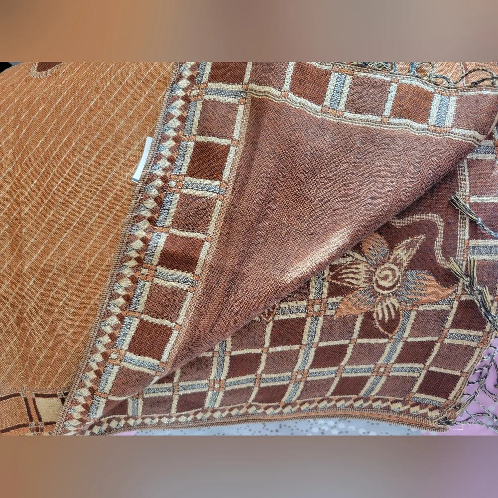 NWT Elegant Brown and Tan Patterned Shawl.